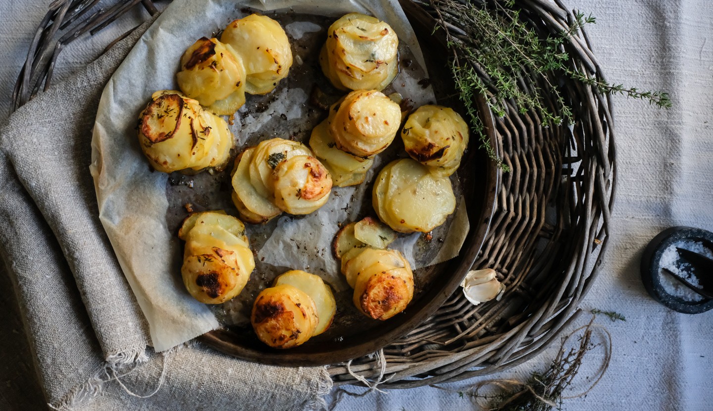 Crispy buttered potatoes with thyme