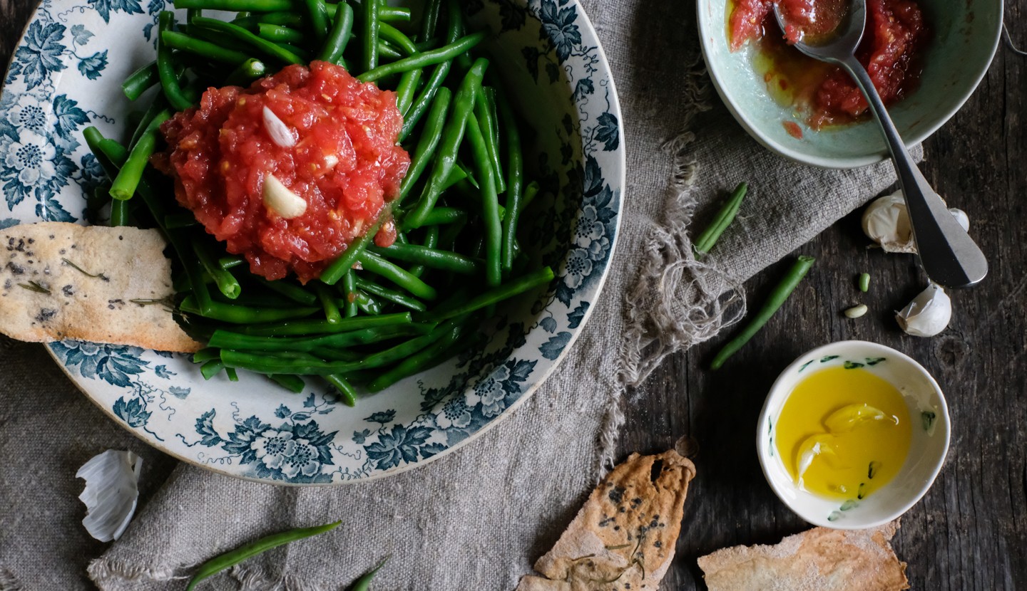 Fresh green bean and grated tomato sauce salad