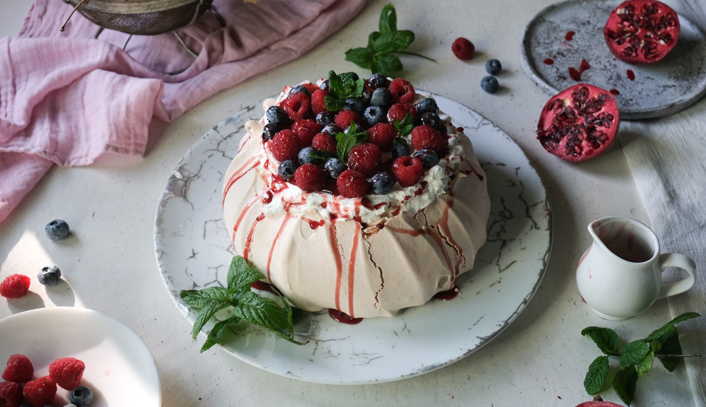 Ροζ Pavlova με φρούτα του δάσους